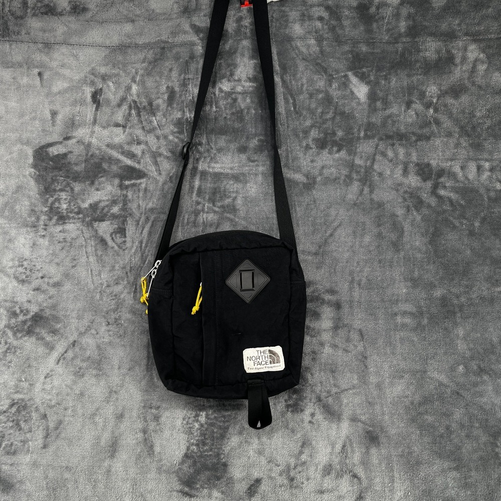 THE NORTH FACE Berkeley Field Shoulder Bag Sling Nylon Crossbody Zip Pouch - Picture 2 of 12